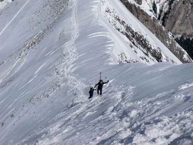 Mont Charvin 43.jpg - ...skis dans le dos